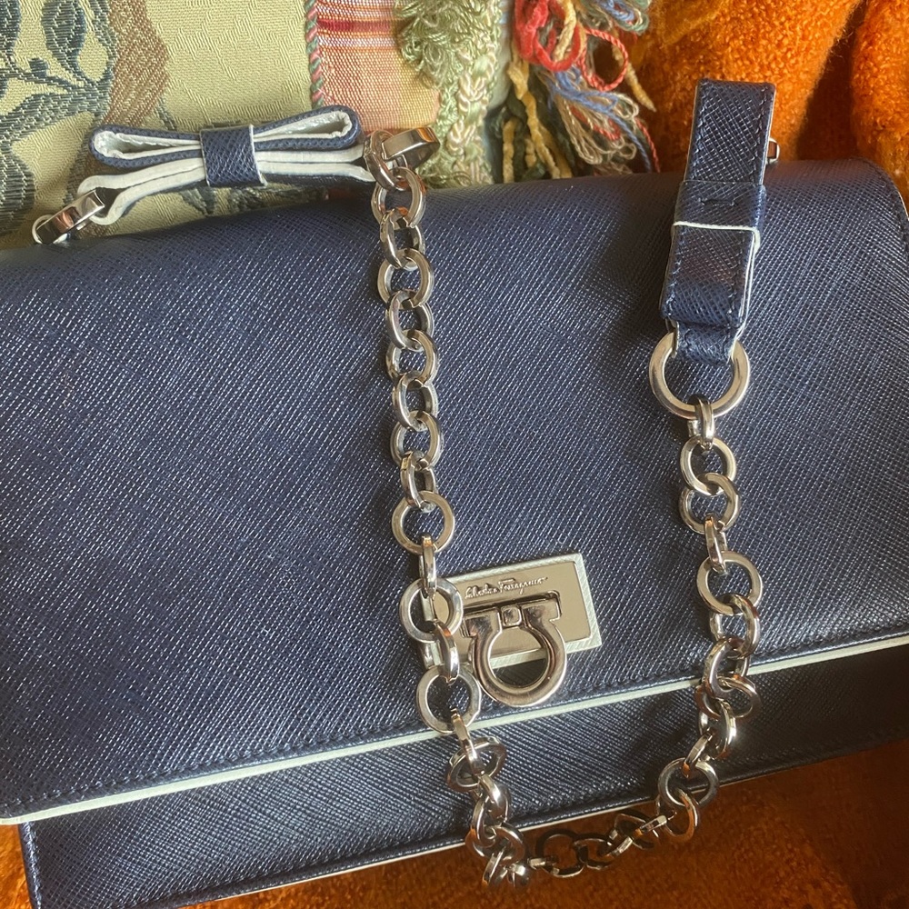 Shoulder pocket book in like new condition - Picture 3 of 4